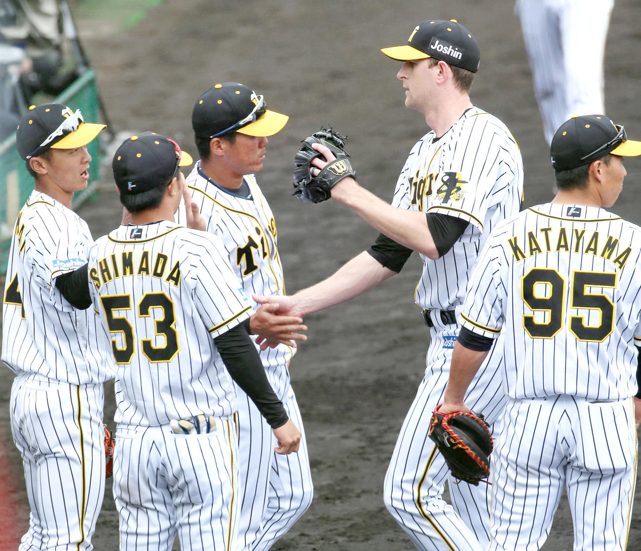 楽天との練習試合に先発し、初回を無失点に抑えナインに迎えられるガンケル（右から2人目）（撮影・上山淳一）
