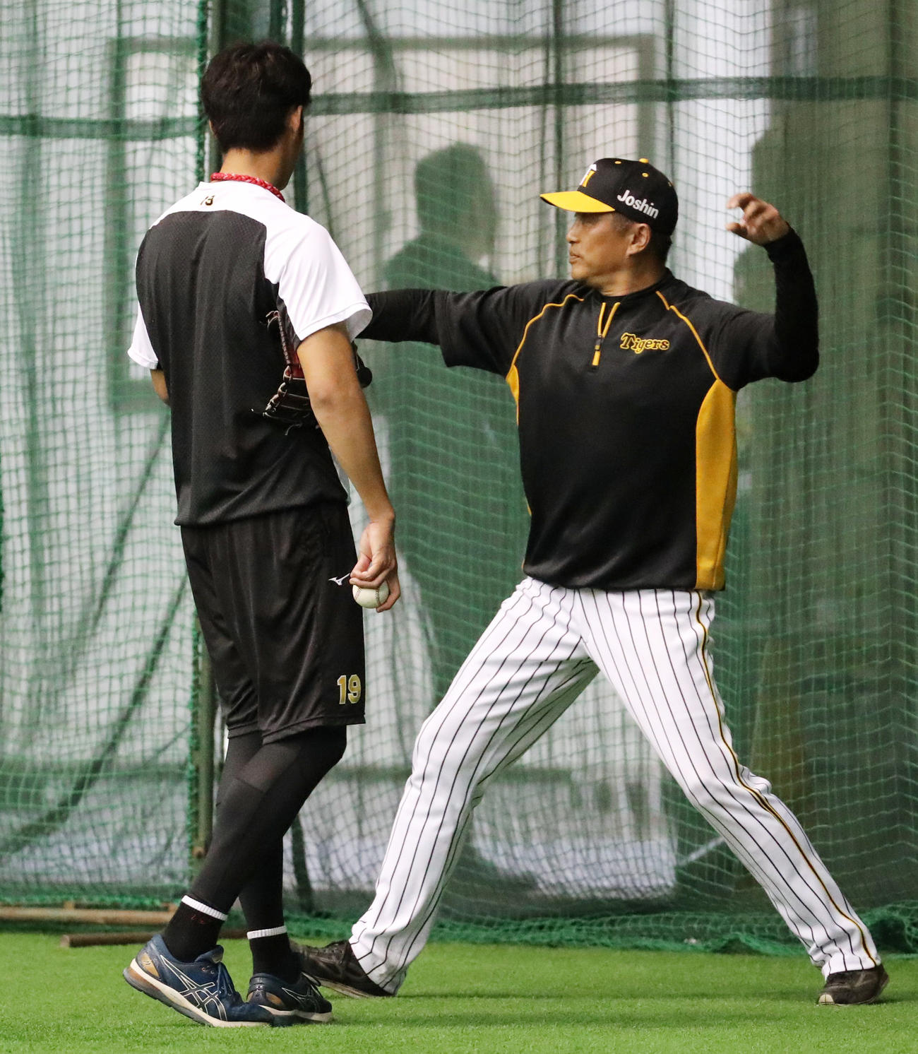 練習試合登板後に山本昌臨時投手コーチ（右）から指導を受ける藤浪（撮影・清水貴仁）