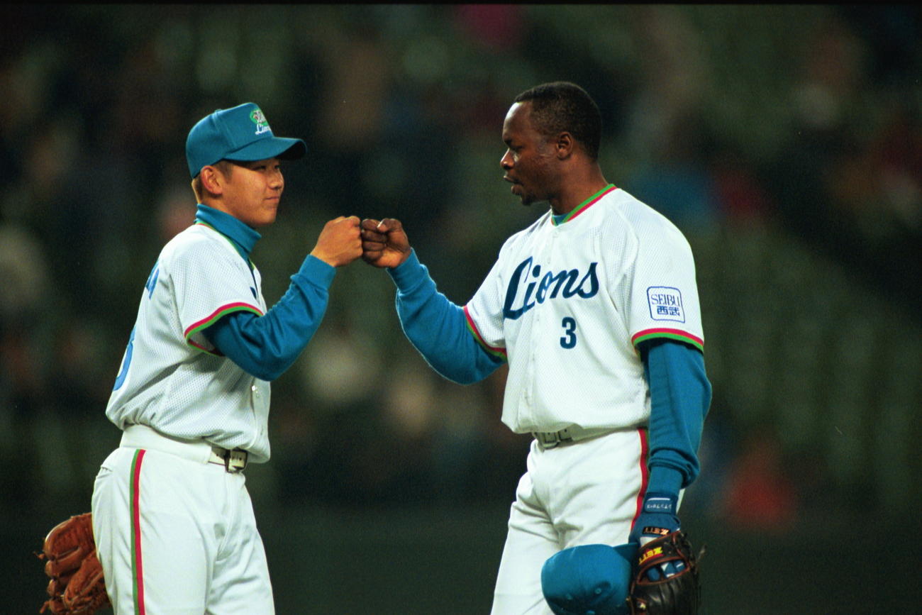 西武松坂大輔(左)とフェルナンデス（00年）