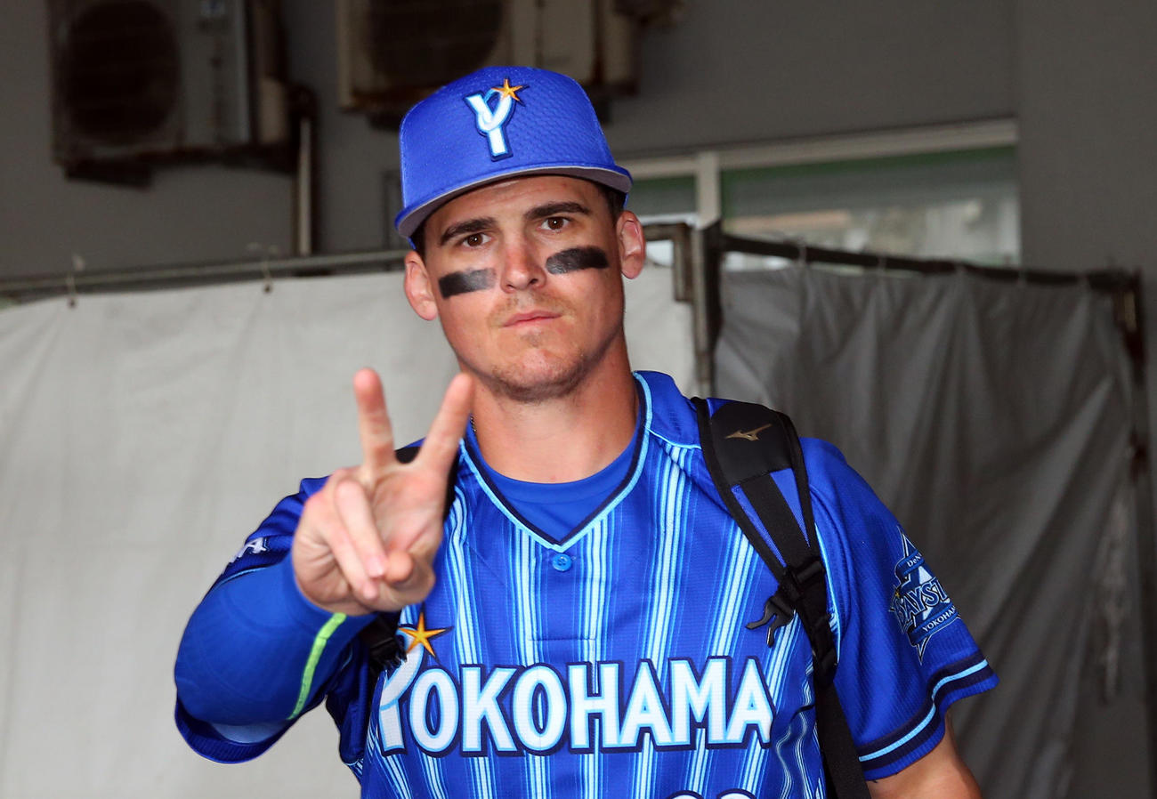巨人対DeNA　2本塁打の活躍を見せ、Vサインを見せ球場を出るDeNAオースティン（撮影・大野祥一）