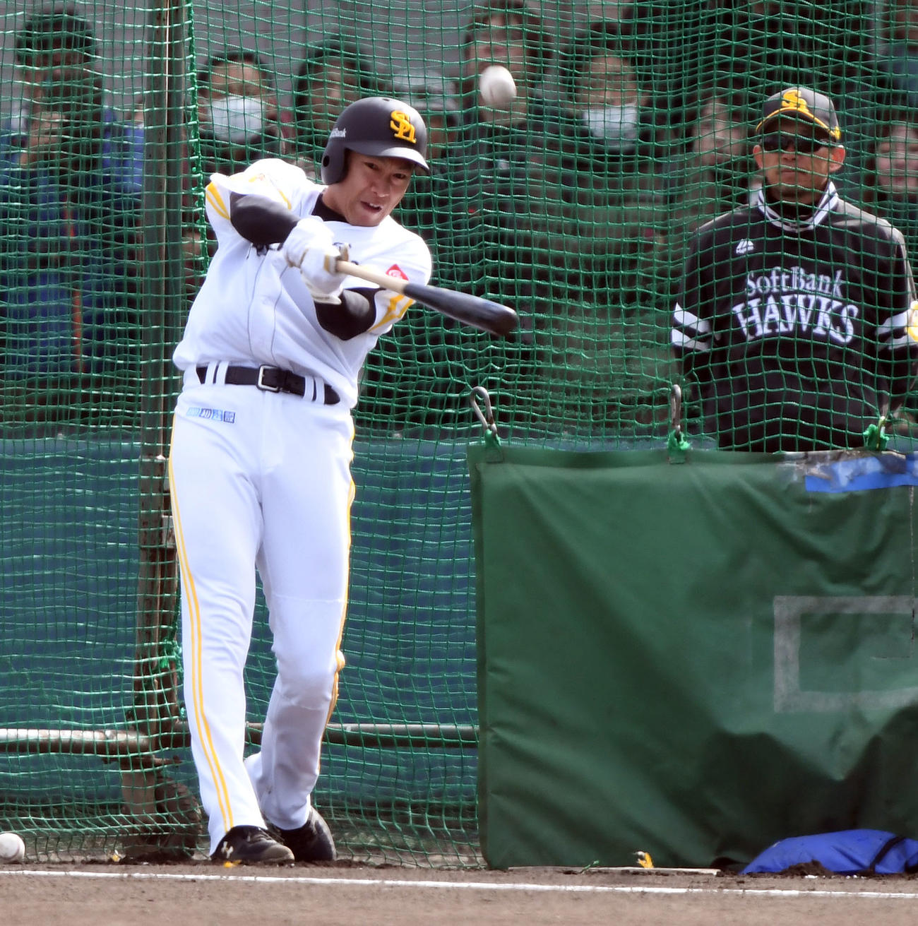 ソフトバンク春季キャンプ　フリー打撃で快音を響かす柳田悠岐（撮影・今浪浩三）