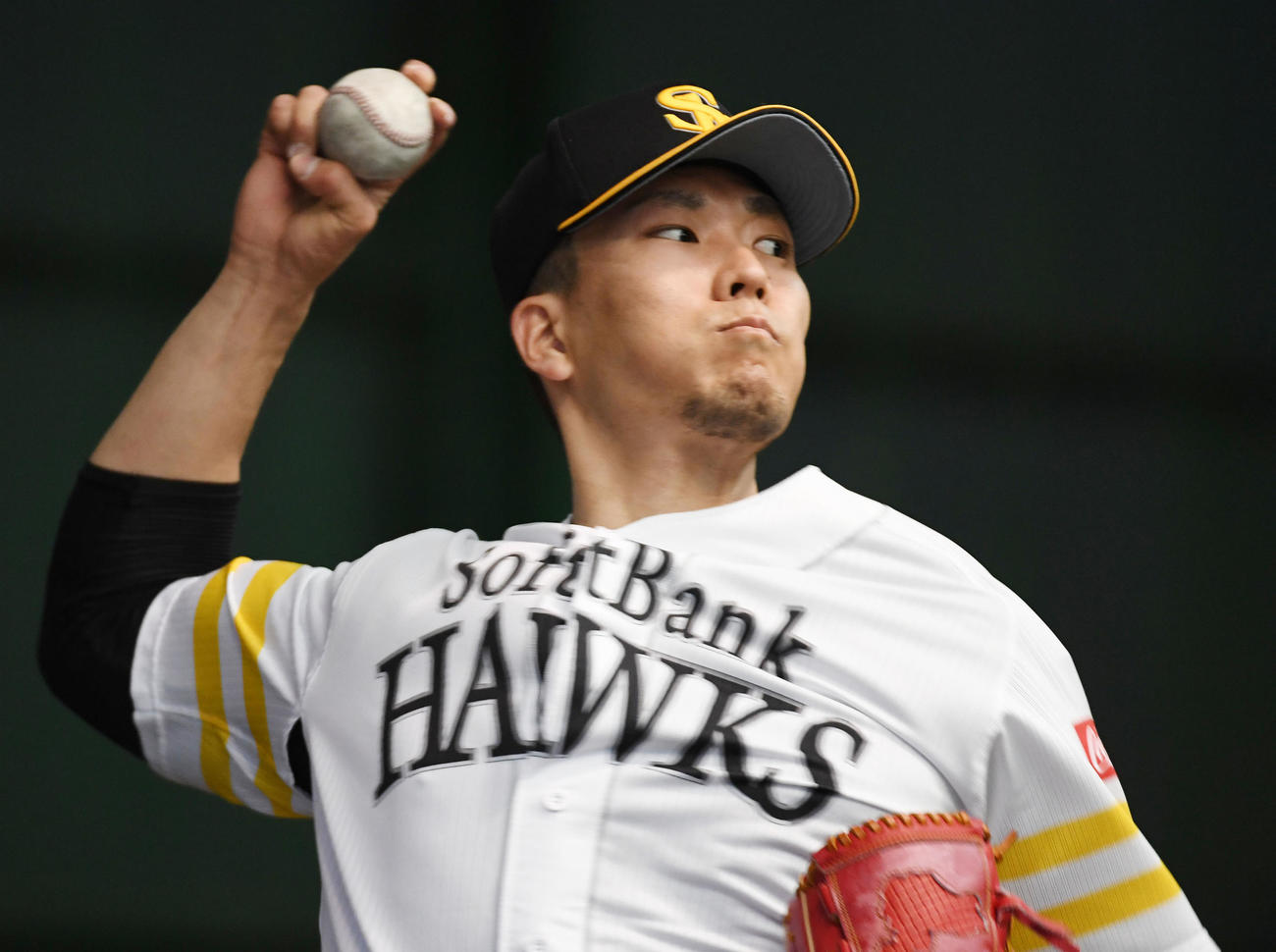 ブルペンで投げ込む千賀滉大（撮影・今浪浩三）