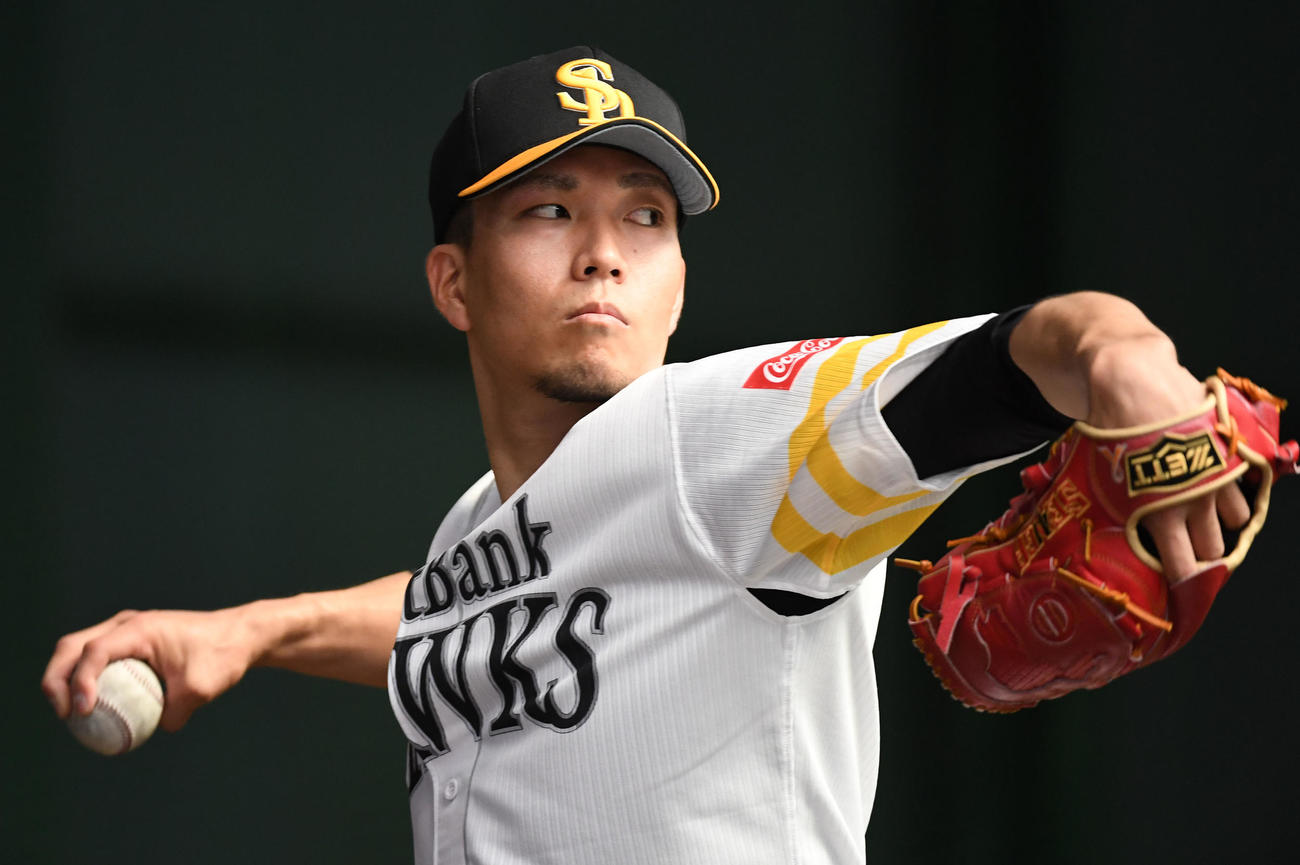 ブルペンで投げ込む千賀滉大（撮影・今浪浩三）