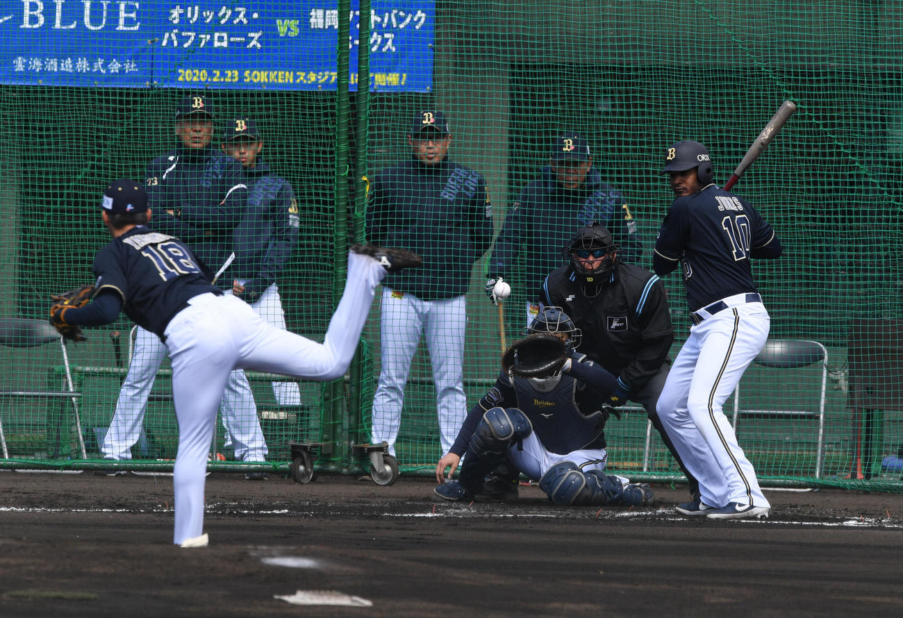 シート打撃でアダム・ジョーンズに対する山本由伸（撮影・渦原淳）