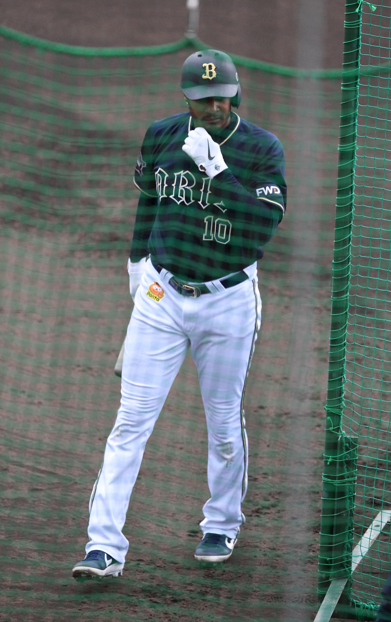 山岡泰輔との1打席目を終えたアダム・ジョーンズ（撮影・渦原淳）