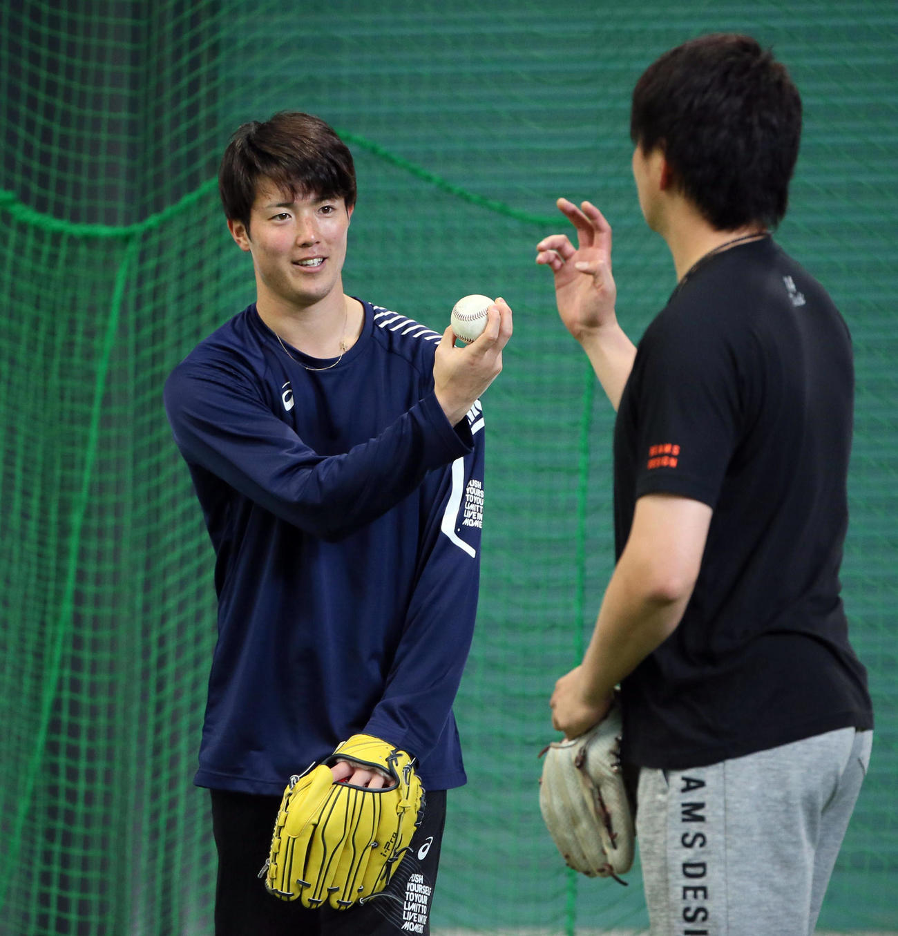大瀬良（右）からアドバイスを受ける森下（撮影・栗木一考）