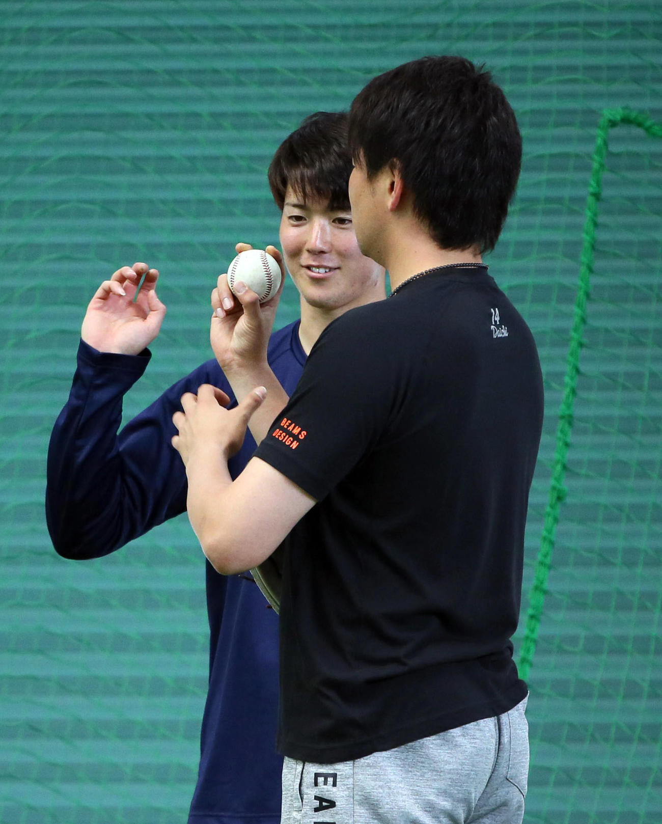 大瀬良（右）から握りのアドバイスを受ける森下（撮影・栗木一考）