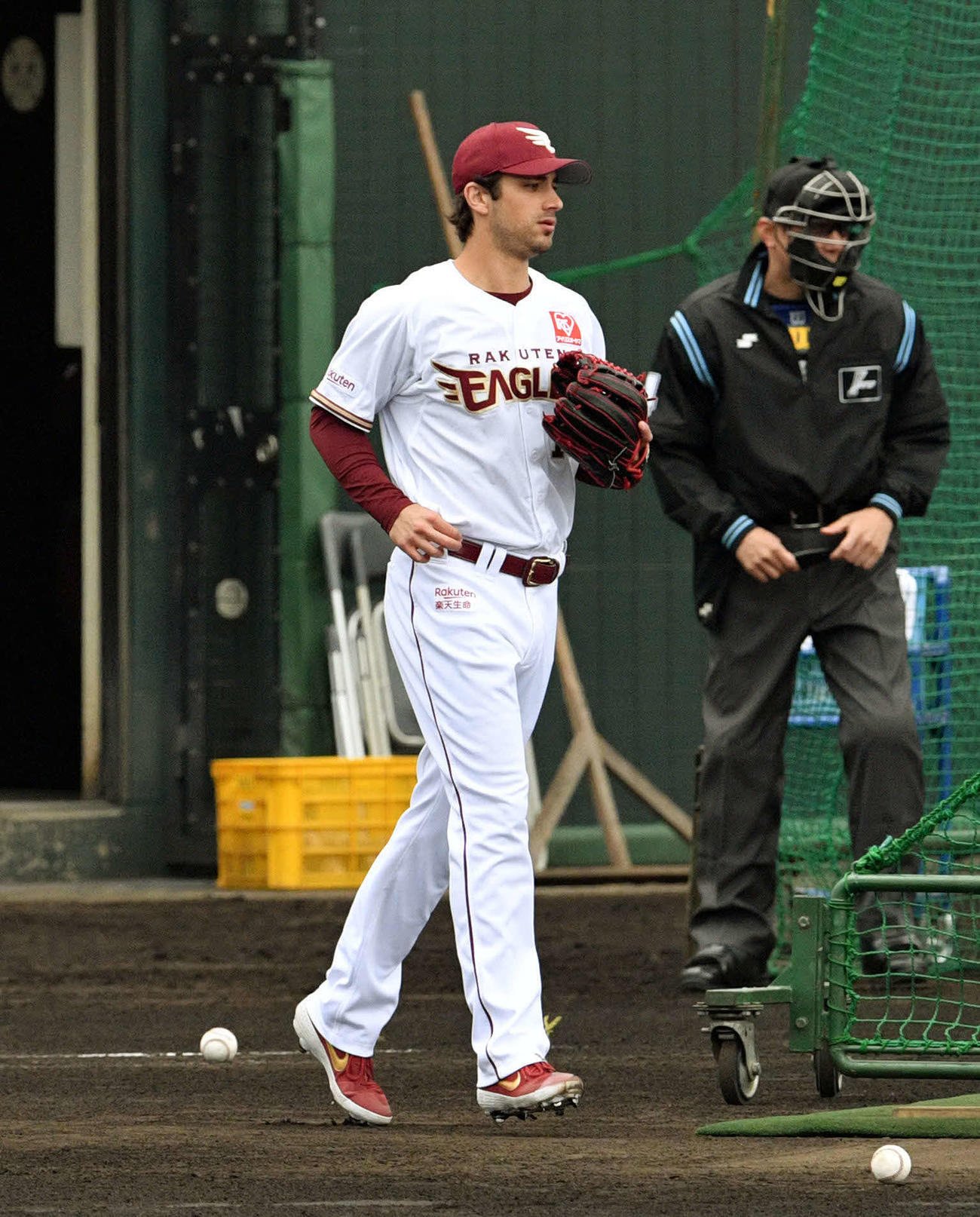 打撃投球に臨む楽天シャギワ（撮影・滝沢徹郎）