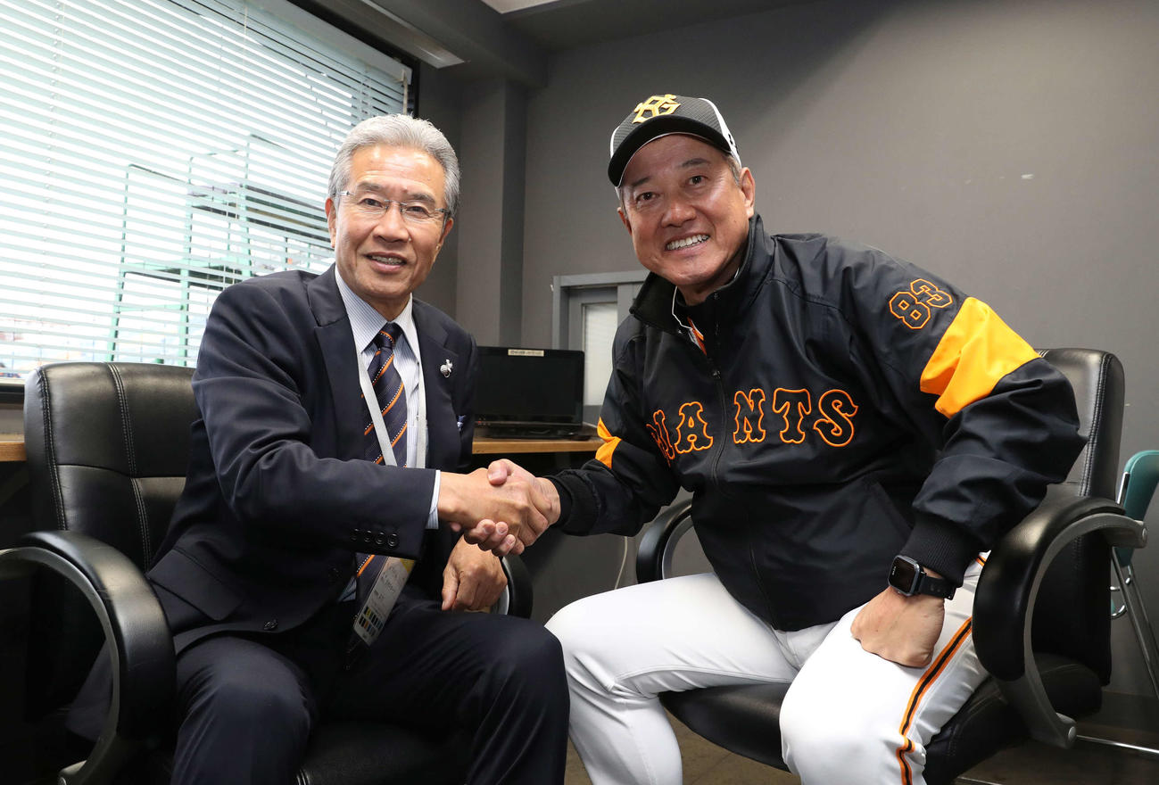 巨人原監督（右）と握手を交わす本紙評論家の山田久志氏（撮影・河野匠）