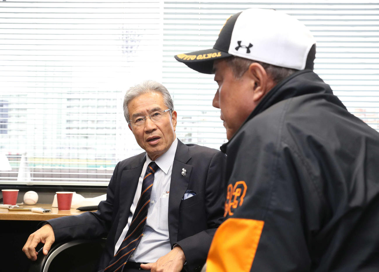 巨人原監督（右）と対談する本紙評論家の山田久志氏（撮影・河野匠）
