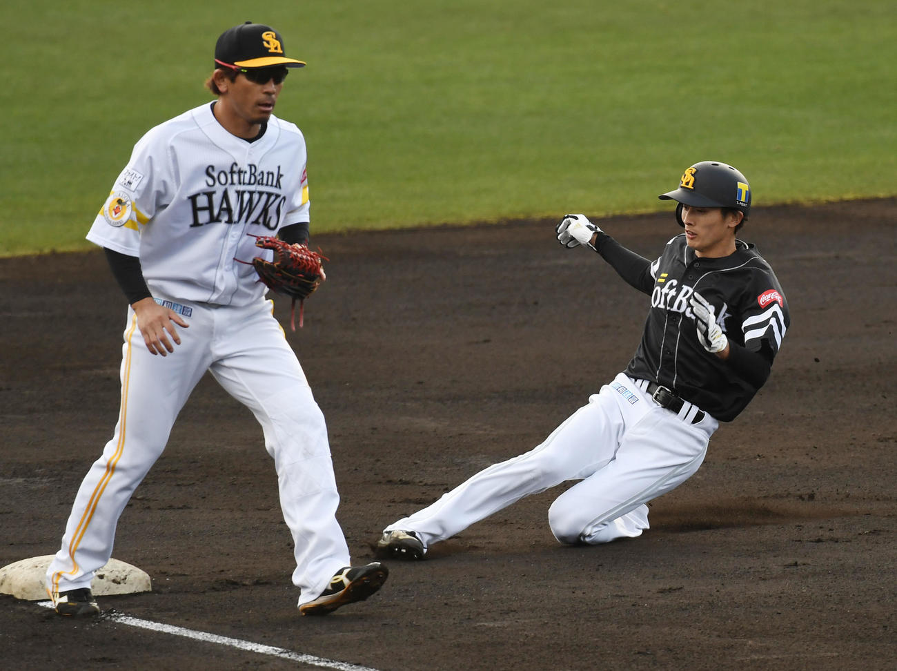 ソフトバンク紅白戦　1回表紅無死二塁、打者中村のとき、二塁走者の周東は三塁盗塁を決める、野手松田宣（撮影・今浪浩三）