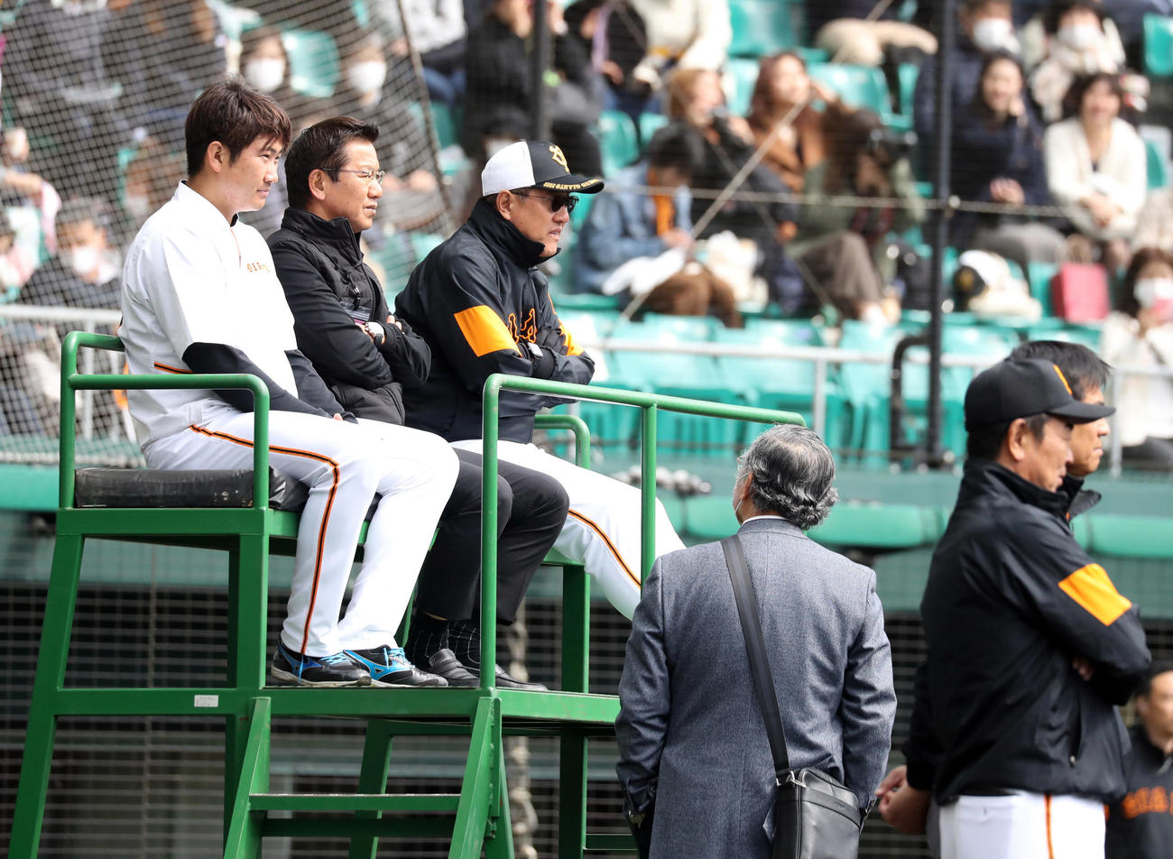 打撃投手を務める巨人サンチェスの投球を「原タワー」に座って見つめる、手前左から菅野、大野氏、原監督（撮影・垰建太）