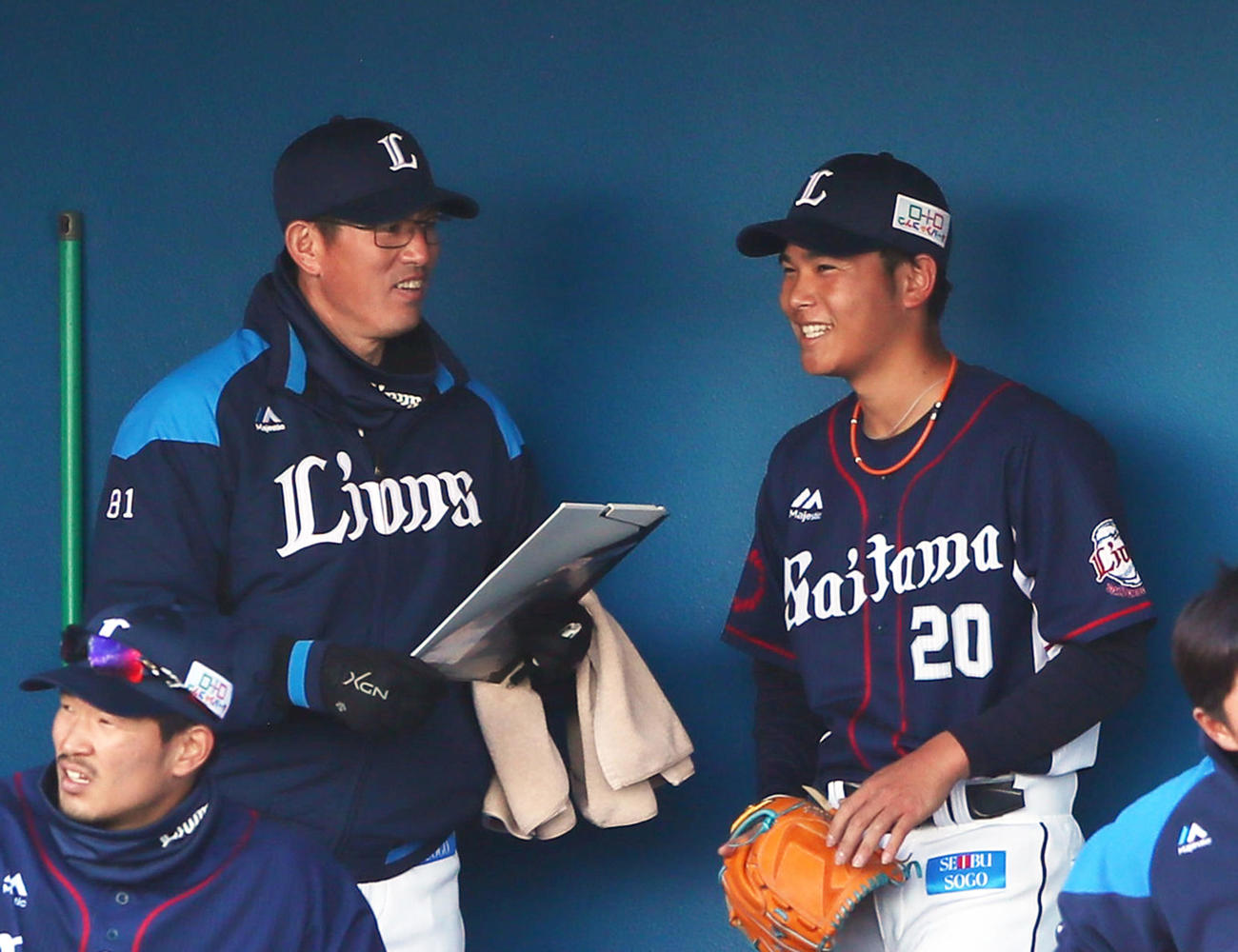 紅白戦で好投した西武浜屋（右）は豊田投手コーチと笑顔で会話を交わす（撮影・足立雅史）