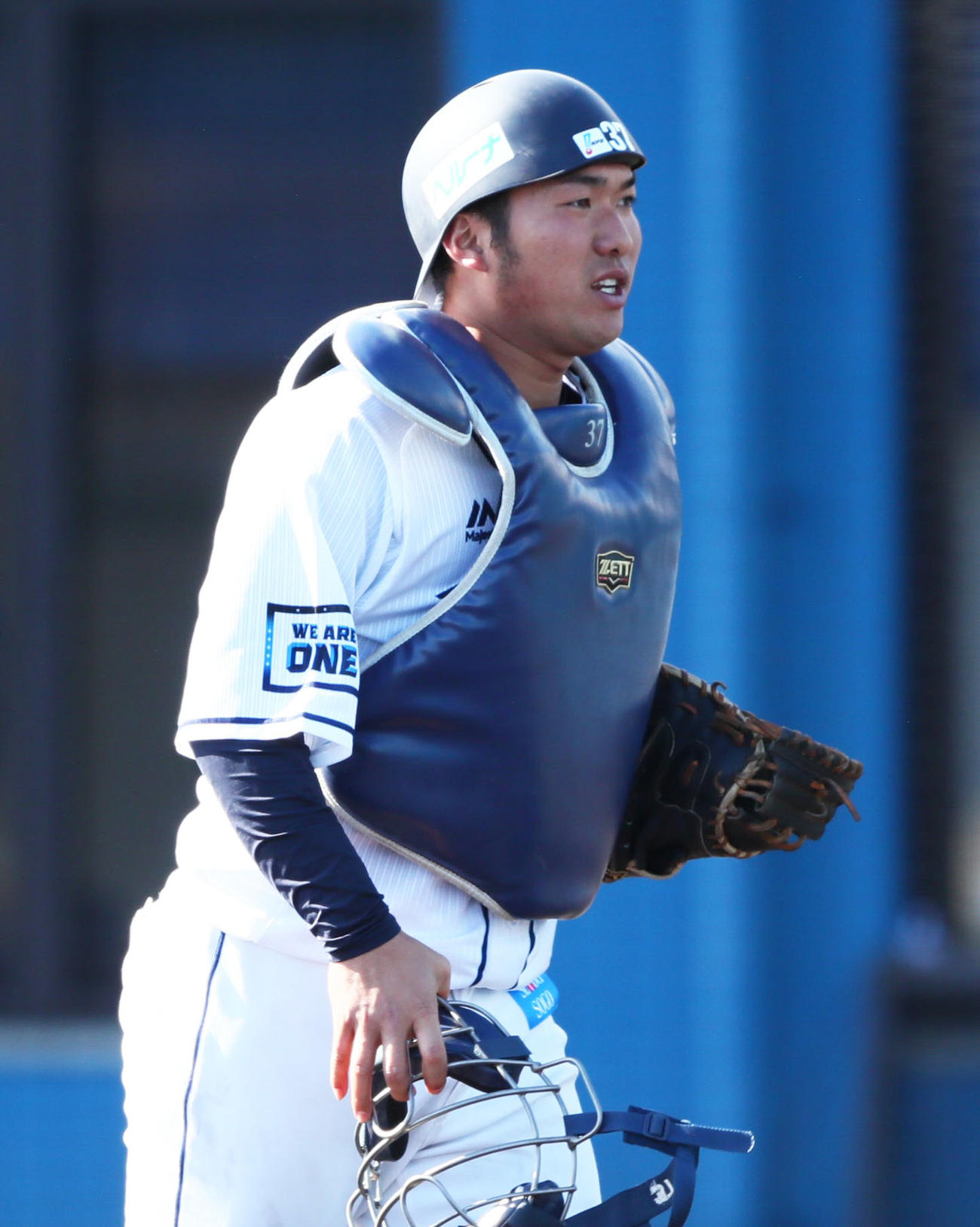 紅白戦　5回表紅組2死一塁、一塁走者外崎の二塁盗塁を阻止した捕手柘植（撮影・足立雅史）