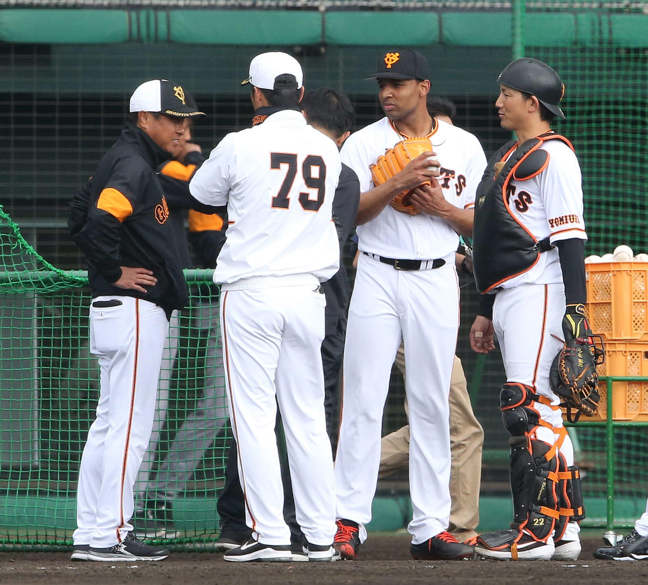 打撃練習で登板後、巨人宮本コーチ（左端）から声を掛けられるサンチェス（右から2人目）。右端は小林（撮影・河野匠）