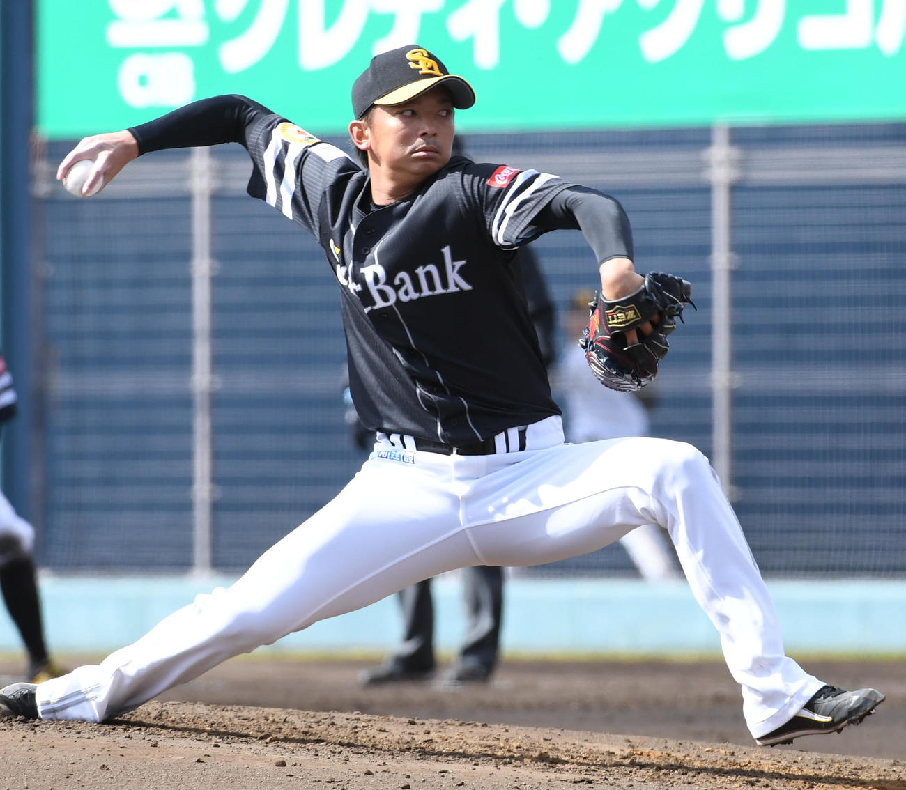 先発の東浜は2回を投げ無安打無失点に抑える（撮影・今浪浩三）