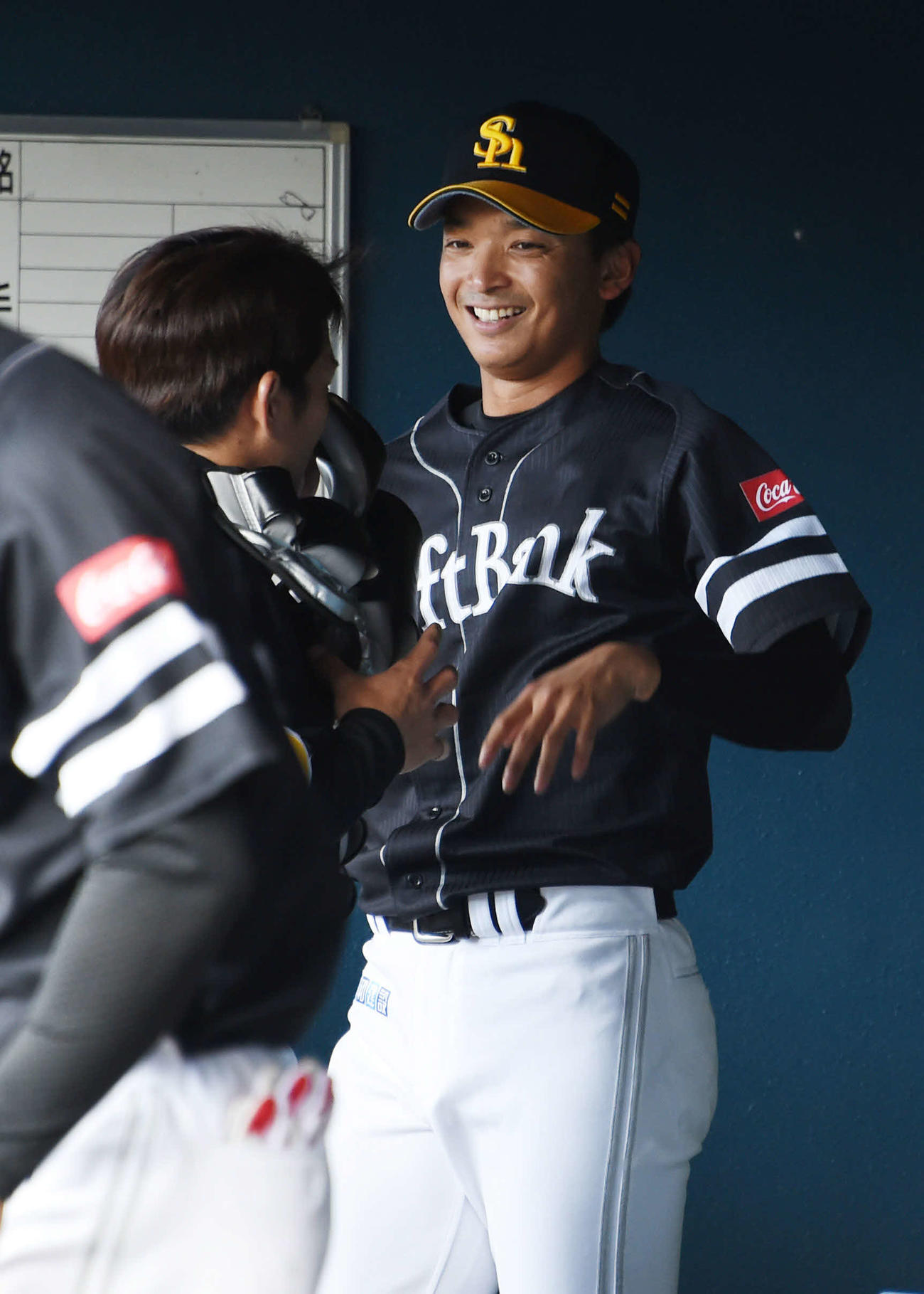 紅白戦で先発したソフトバンク東浜（右）は2回を無失点に抑え笑顔を見せる（撮影・今浪浩三）