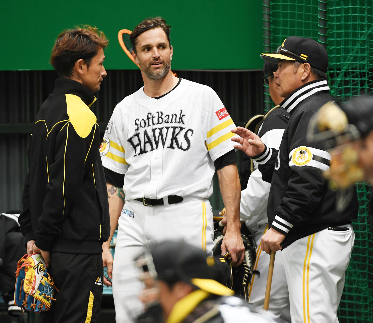 ブルペンで投げ込んだデニス・サファテと話をする工藤公康監督（右）（撮影・今浪浩三）