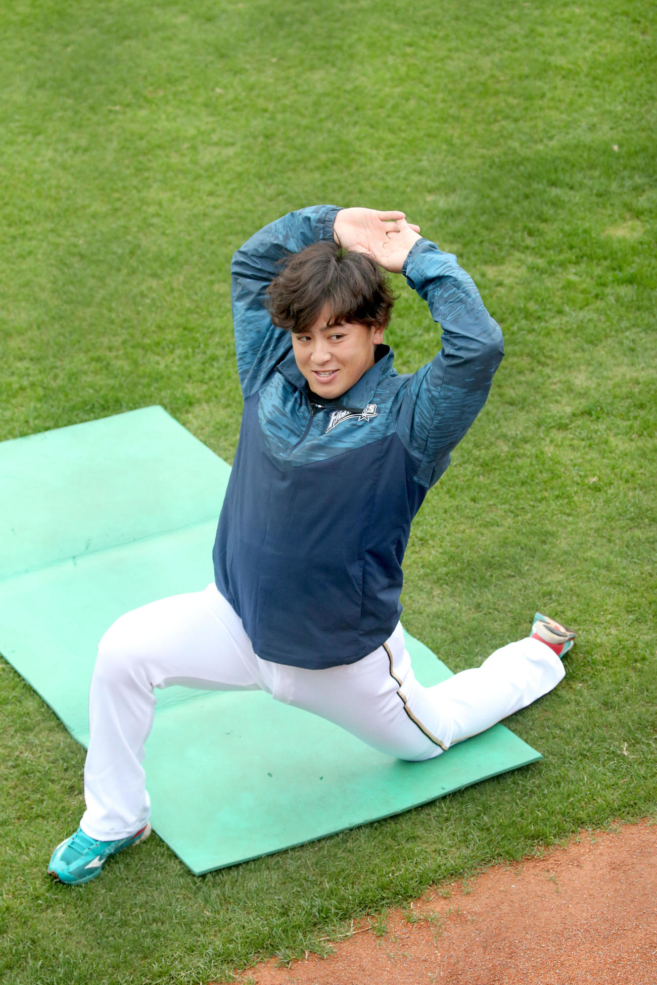 笑顔でストレッチする日本ハム河野（撮影・佐藤翔太）