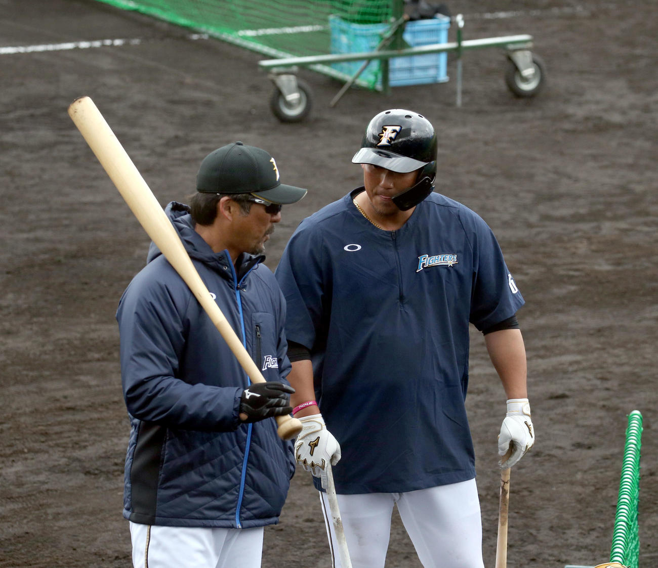 打撃練習を終え会話する日本ハム小笠原ヘッドコーチ兼打撃コーチ（左）と中田（撮影・佐藤翔太）