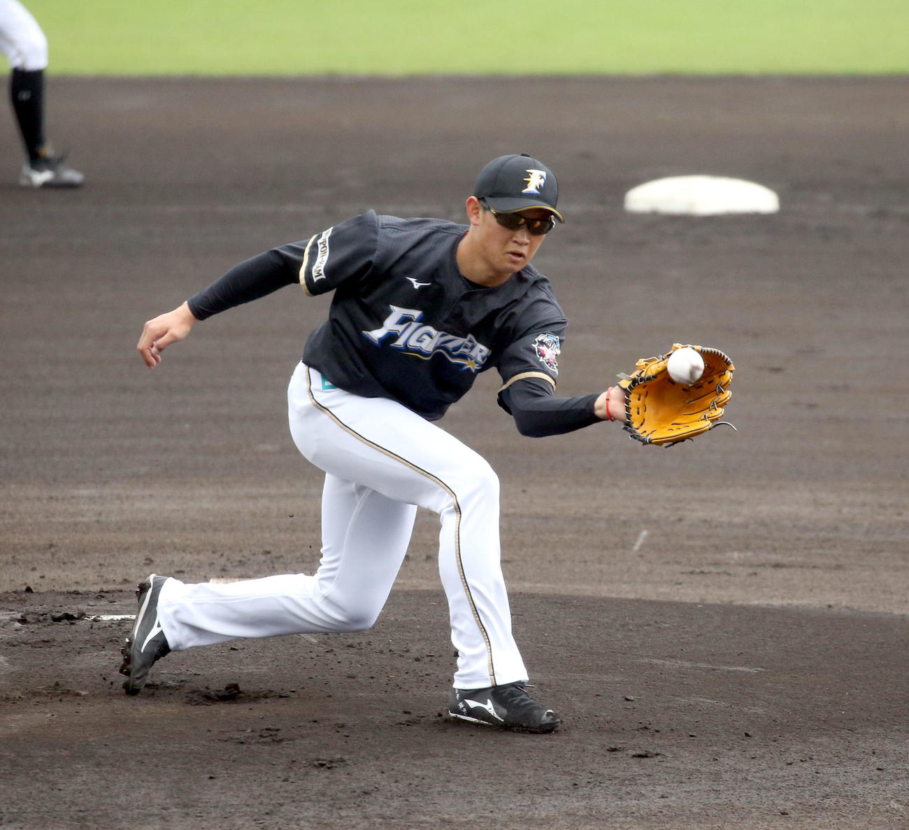 投内連係で打球を捕球する日本ハム鈴木健（撮影・佐藤翔太）