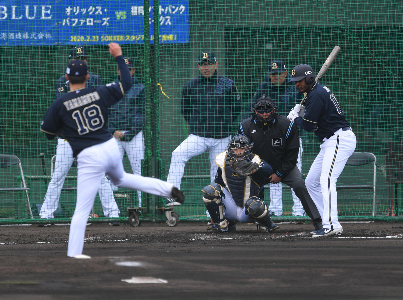 シート打撃で2打席目　アダム・ジョーンズに対する山本由伸（撮影・渦原淳）