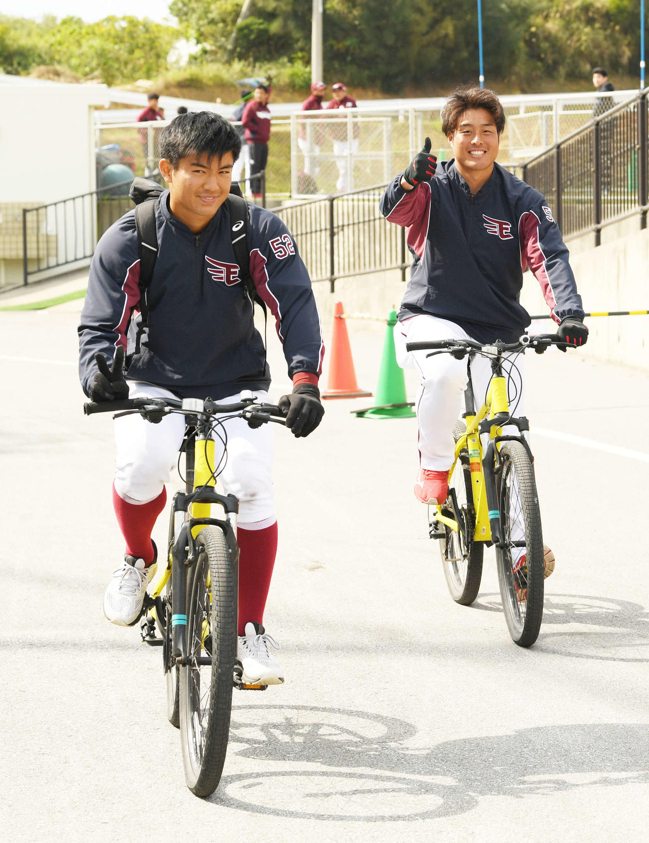 自転車で移動する楽天滝中（右）と津留崎（撮影・滝沢徹郎）