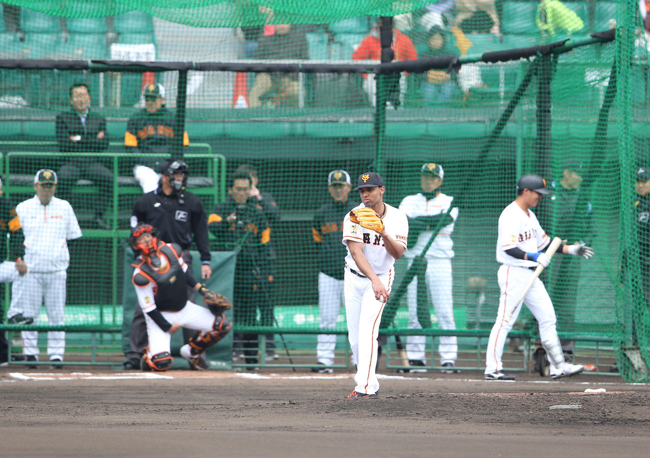 巨人石川（後方右）の打撃投手を務めたサンチェス（中央）。最後方左から大野氏、原監督（撮影・河野匠）
