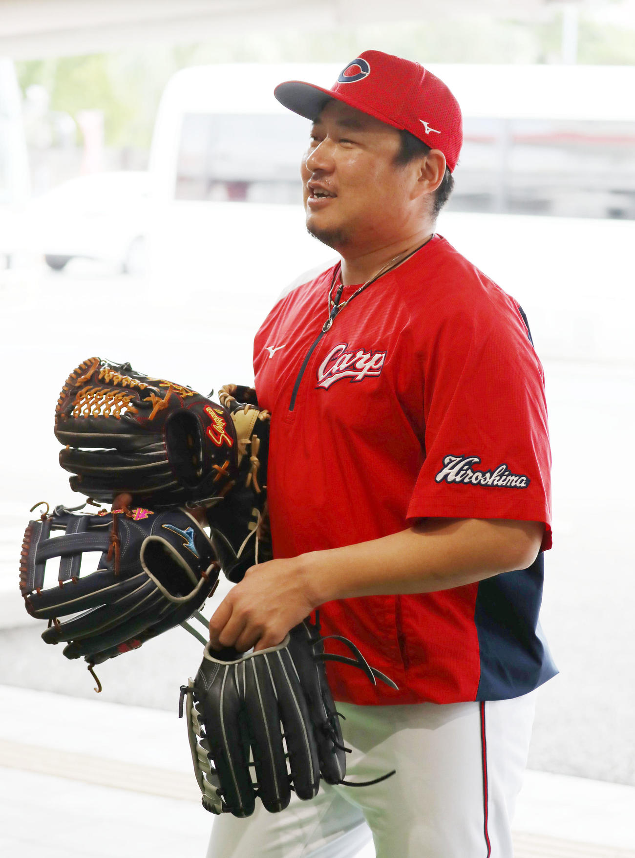 グラブを手に室内練習場へ移動する松山竜平（撮影・加藤哉）