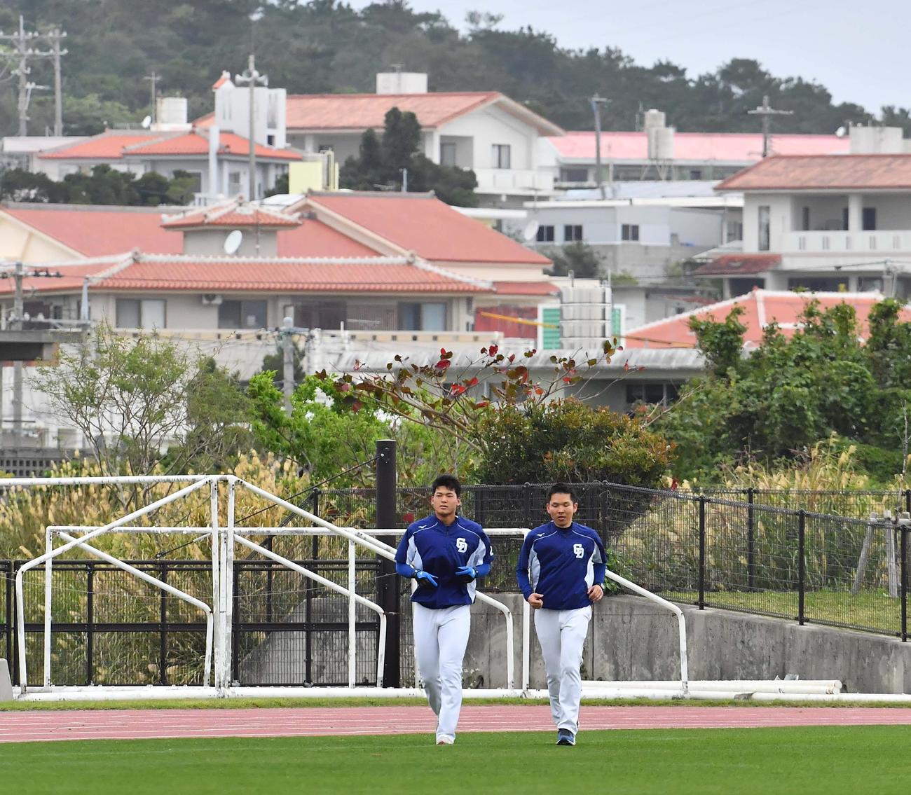 左肩の違和感で2軍戦には帯同せず読谷平和の森球場で別メニュー調整する中日石川昂弥（左）（撮影・上田博志）