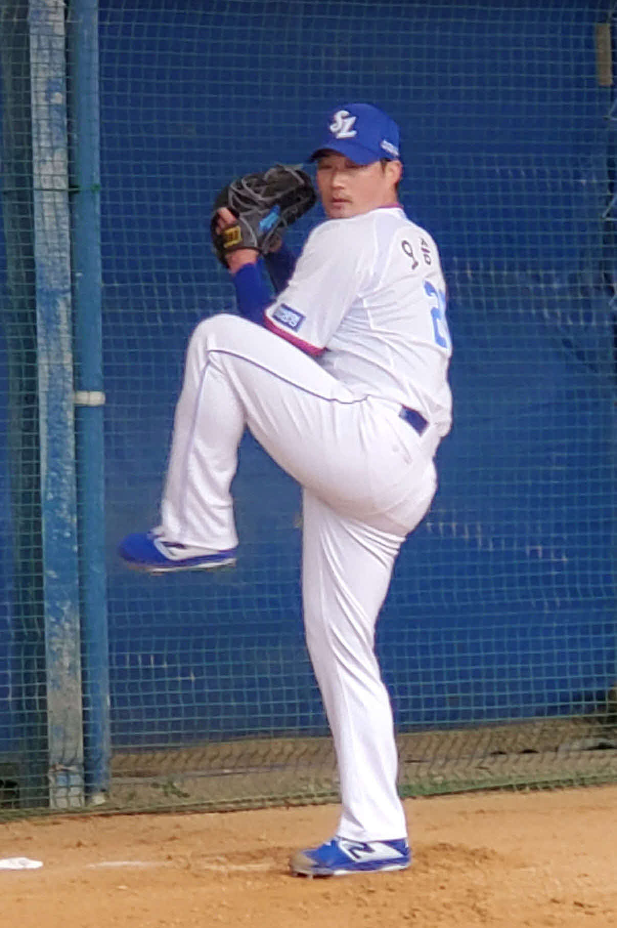右肘手術明けで本格的なブルペン投球を行うサムスン呉昇桓（撮影・酒井俊作）