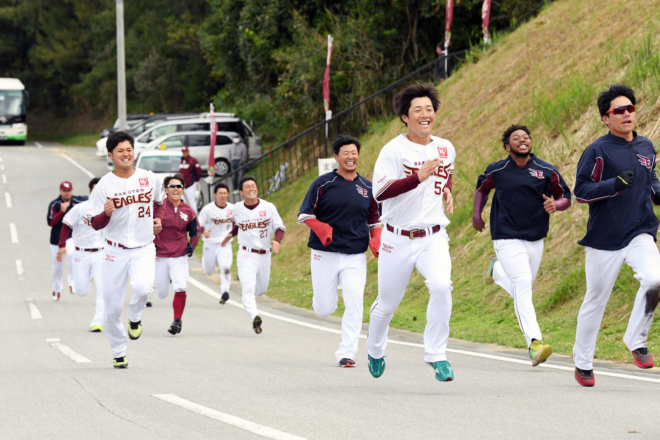笑顔で坂道ダッシュする楽天和田（手前左）ら選手（撮影・滝沢徹郎）
