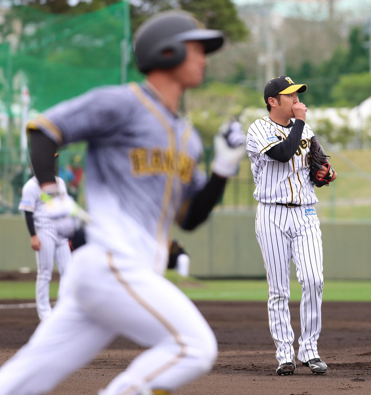 阪神紅白戦　1回表紅組1死、近本光司に右越え本塁打を浴びる西勇輝（撮影・清水貴仁）