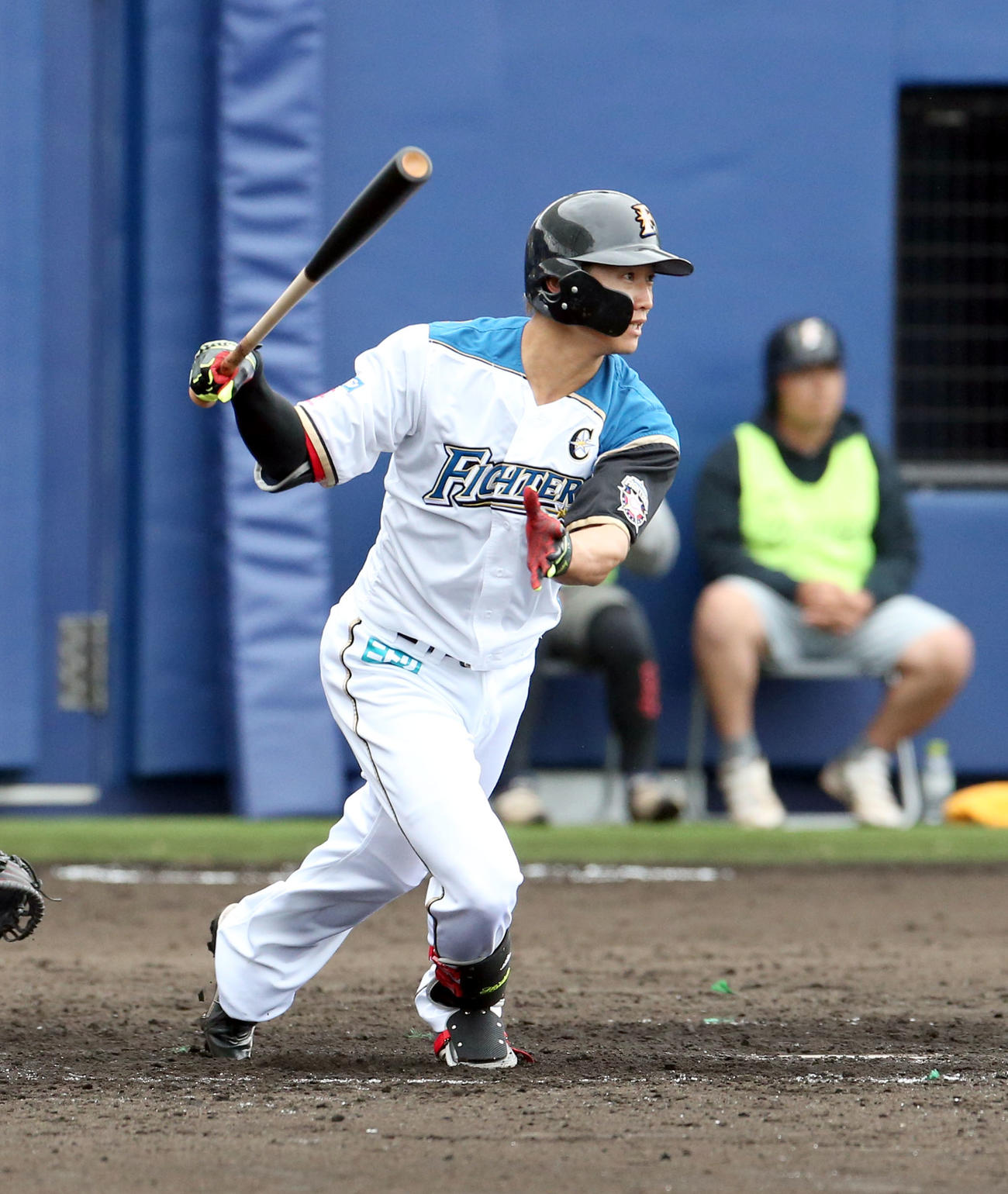 日本ハム対サムスン　5回裏日本ハム1死一塁、西川は適時三塁打を放つ（撮影・佐藤翔太）