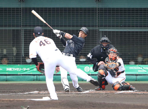 巨人対ロッテ 1回表ロッテ2死満塁、鍬原から先制の2点適時打を放つ福田光(撮影・河野匠)