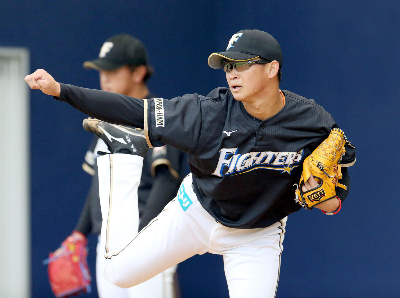 日本ハム対サムスン　ブルペンで投球する日本ハム鈴木健（撮影・佐藤翔太）