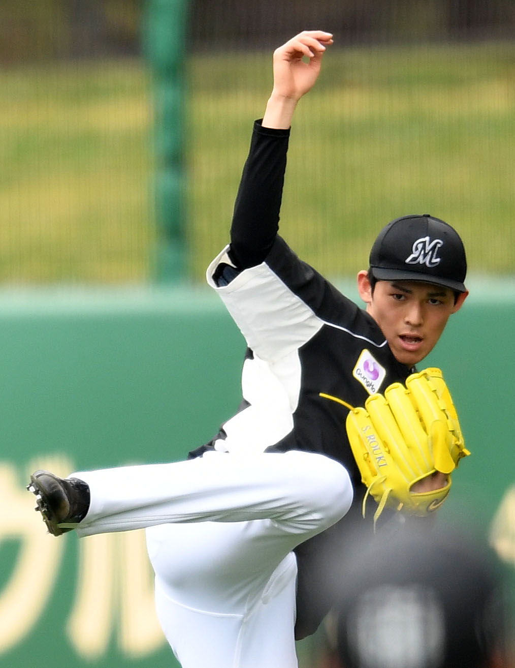 キャッチボールで躍動するロッテ佐々木朗（撮影・横山健太）