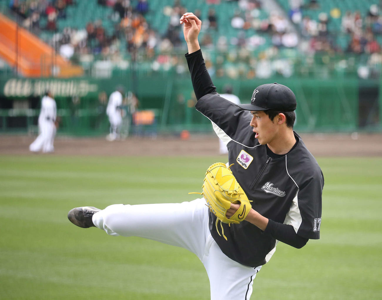 巨人との練習試合前、キャッチボールをするロッテ佐々木（撮影・河野匠）