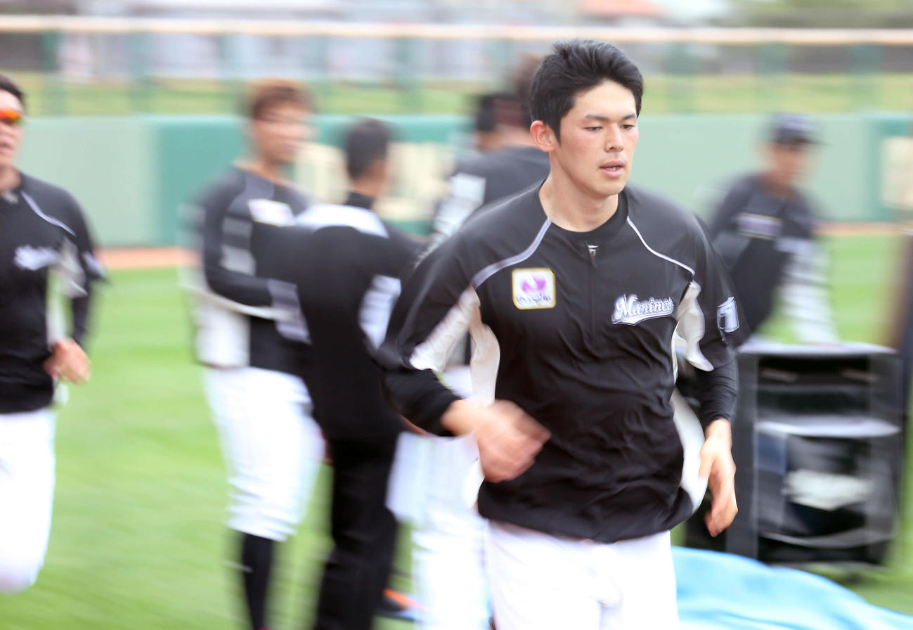 巨人との練習試合前、外野をランニングするロッテ佐々木（撮影・河野匠）