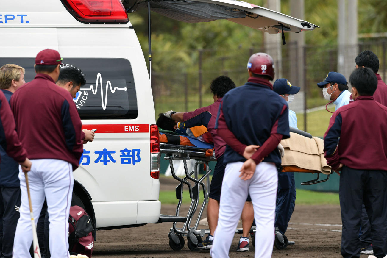 楽天キャンプでフリー打撃中に戸村打撃投手に打球が当たり救急車で搬送される（撮影・滝沢徹郎）