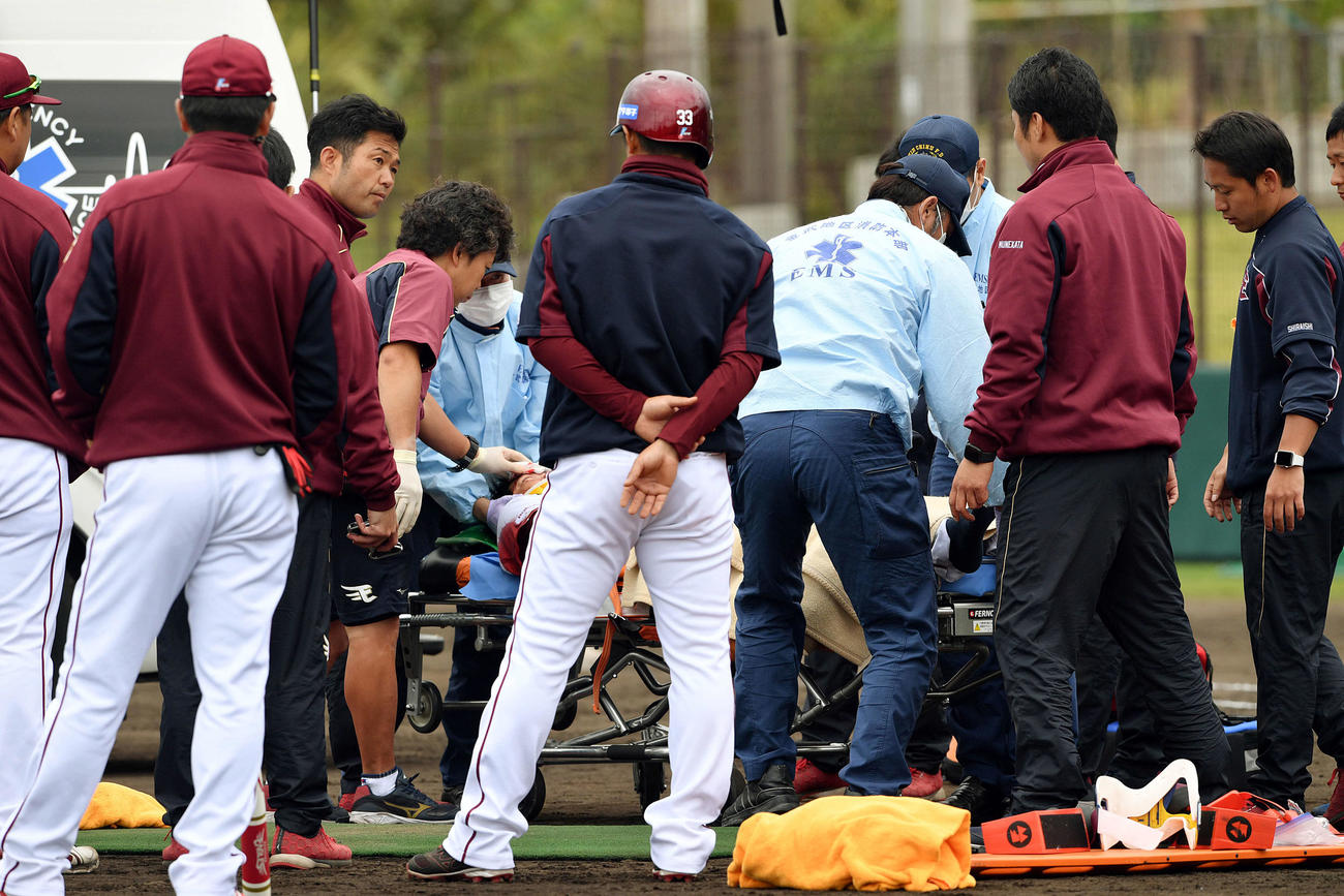 楽天キャンプでフリー打撃中に戸村打撃投手に打球が当たり救急車で搬送される（撮影・滝沢徹郎）