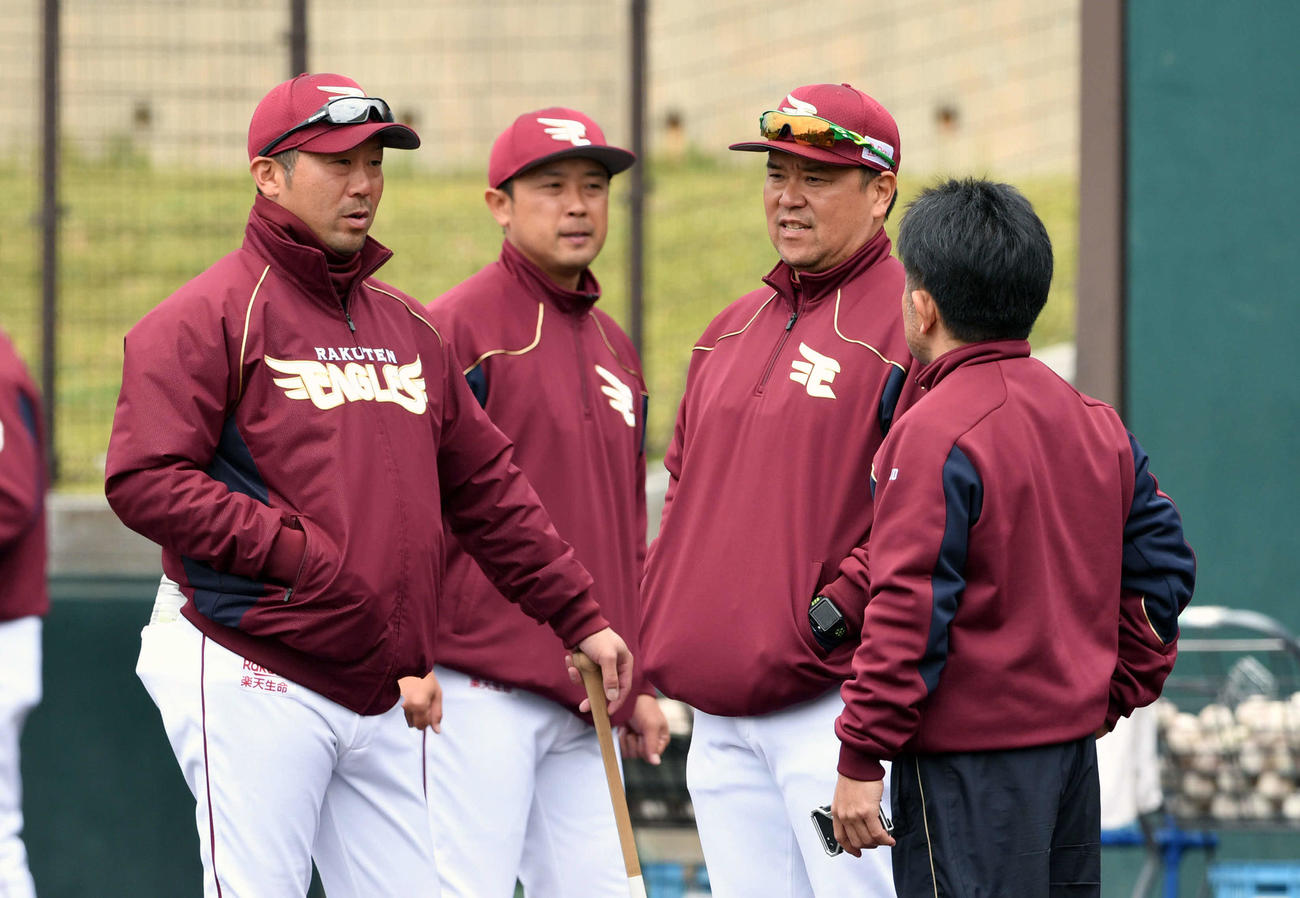フリー打撃中に戸村打撃投手に打球が当たり救急車で搬送され神妙な表情の楽天三木監督（左）ら（撮影・滝沢徹郎）