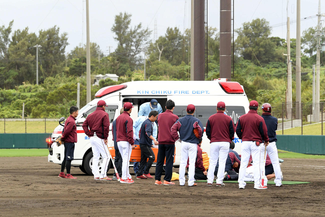 楽天キャンプでフリー打撃中に戸村打撃投手に打球が当たり救急車で搬送される（撮影・滝沢徹郎）