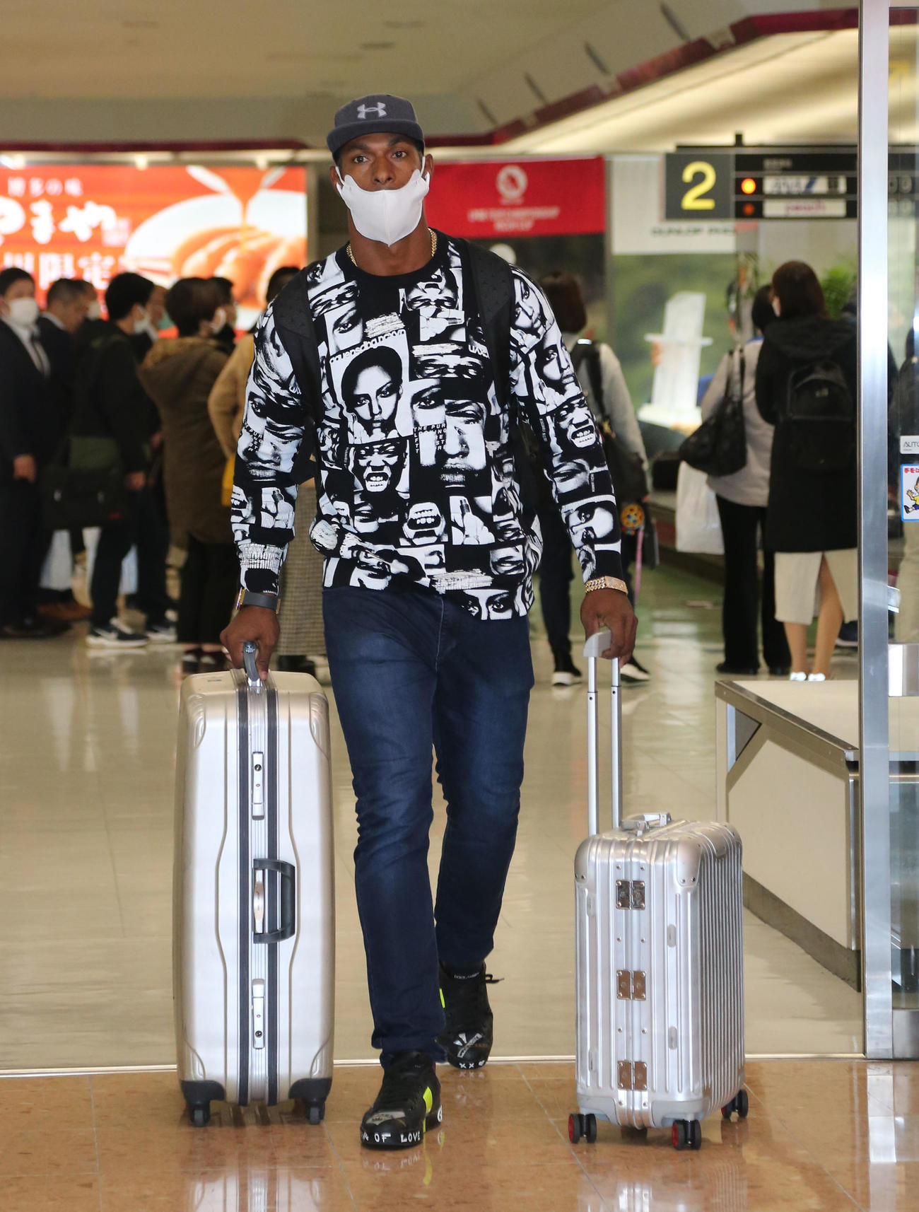 ソフトバンクのキャンプに合流するため空路で宮崎に到着したグラシアル（撮影・梅根麻紀）