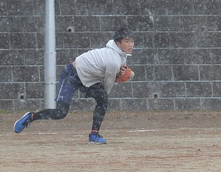 合同自主トレでキャッチボールを行うBC福島の国分　