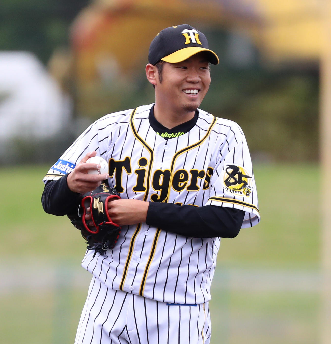 紅白戦スタメン　1回、マウンドで笑顔をみせる西勇輝（撮影・清水貴仁）