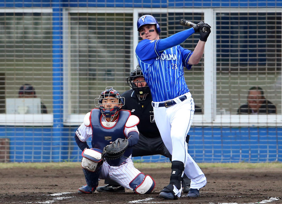 ヤクルト対DeNA　1回表DeNA1死、右越え二塁打を放つオースティン（撮影・大野祥一）