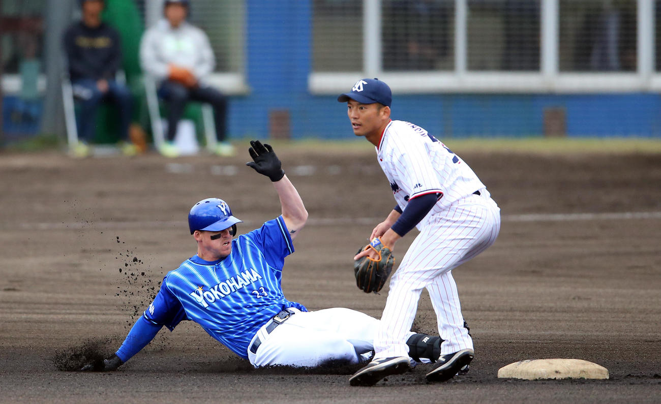 ヤクルト対DeNA　1回表DeNA1死、右越え二塁打を放つオースティン（撮影・大野祥一）