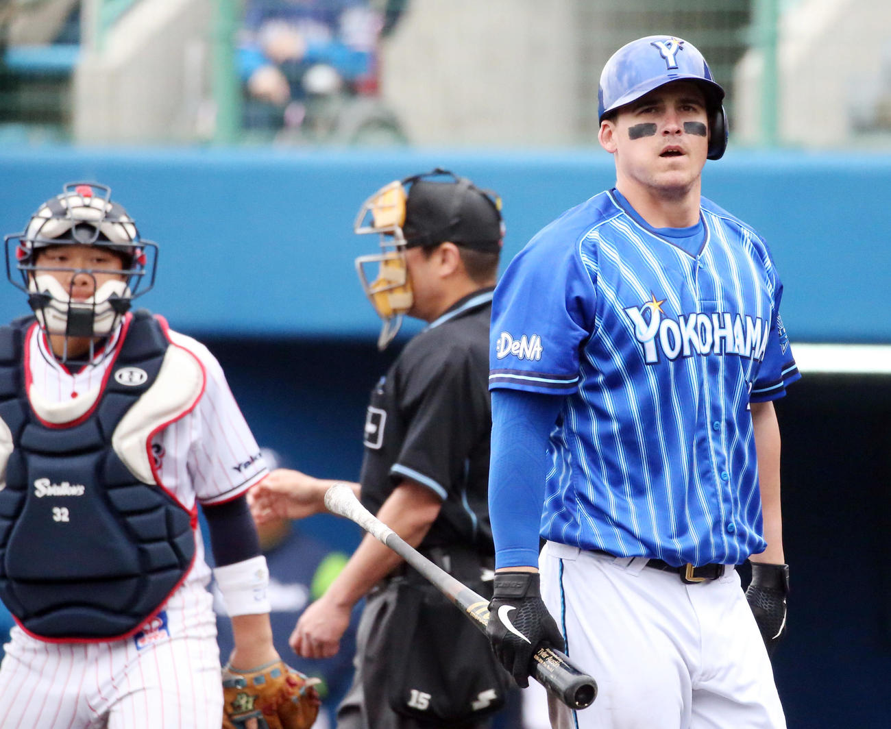 練習試合ヤクルト対DeNA　6回表DeNA無死、空振り三振に倒れるオースティン（撮影・狩俣裕三）