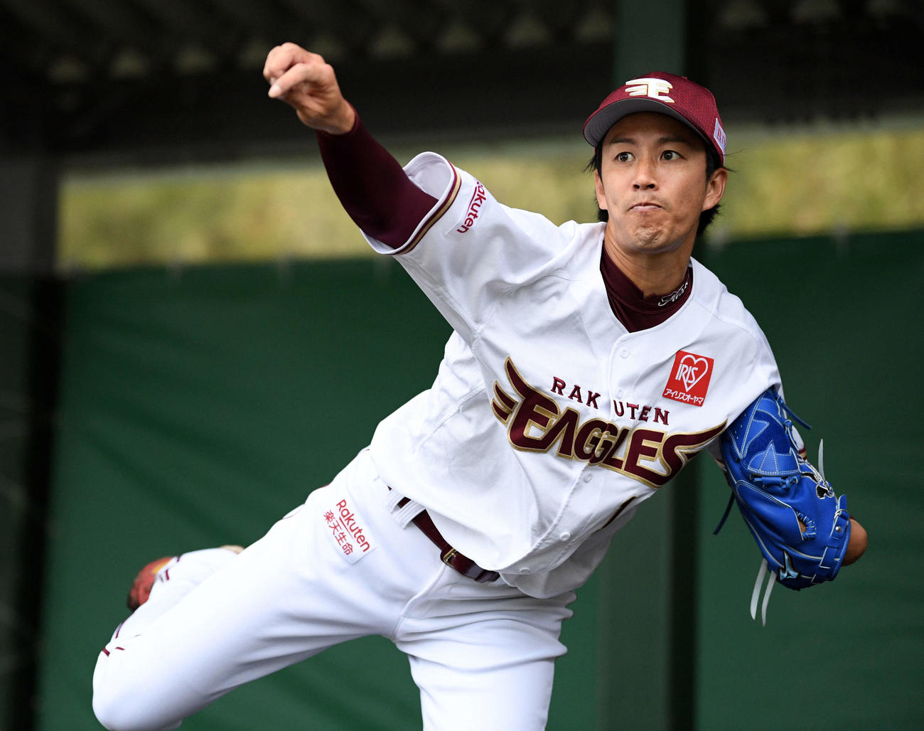 ブルペンで投球する楽天岸（撮影・滝沢徹郎）